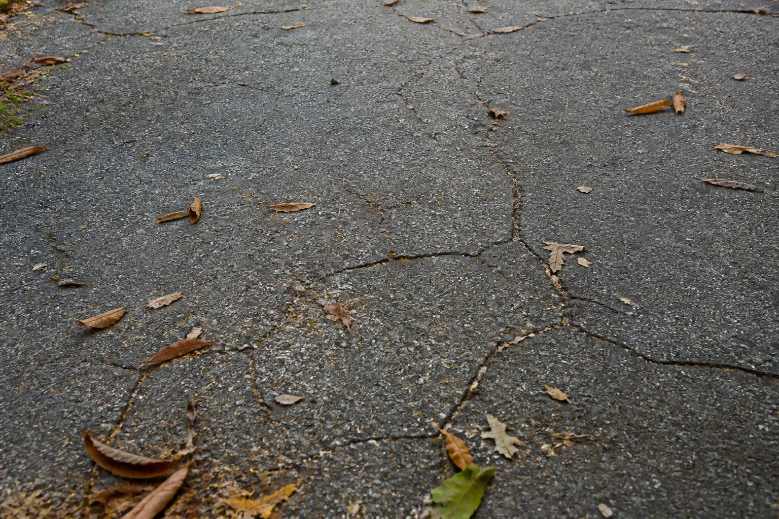 What Causes Asphalt Cracks and How Should They Be Repaired?