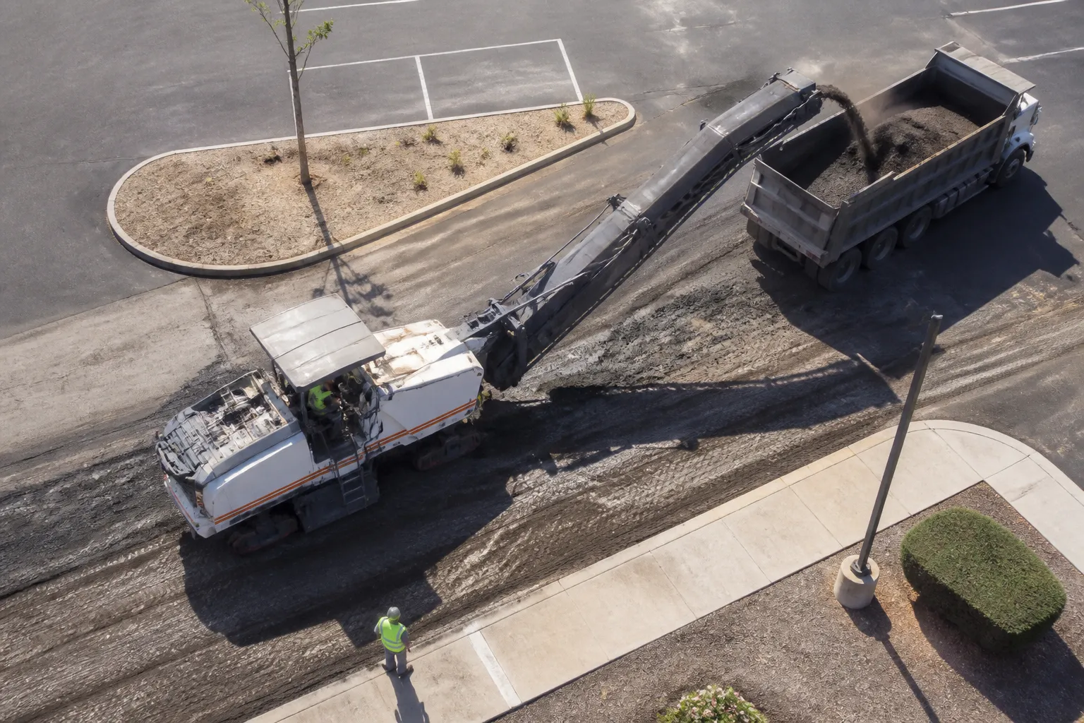 Asphalt Milling vs. Asphalt Overlay: What’s the Difference?