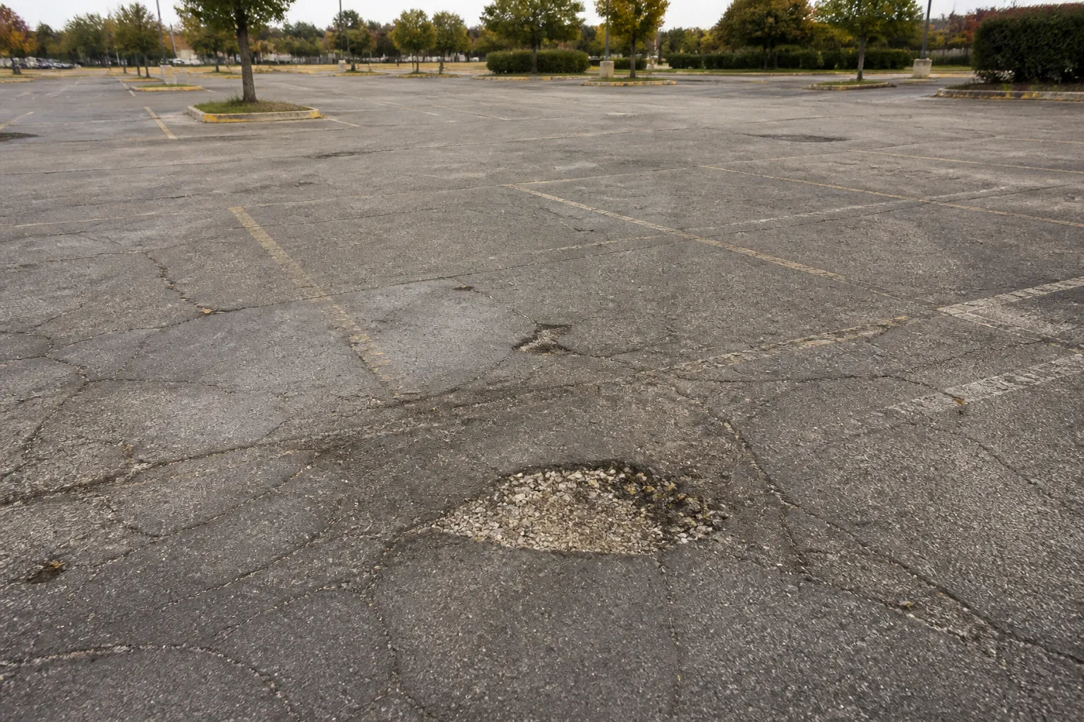 How to Know When an Asphalt Parking Lot Needs Repair or Replacement